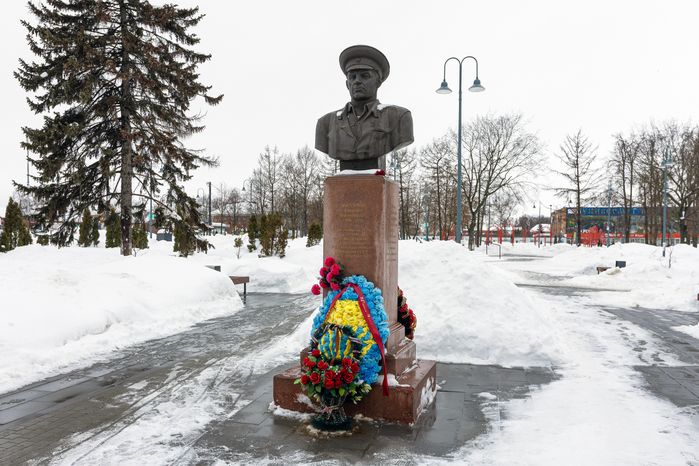 Бюст Героя Советского Союза Василия Филипповича Маргелова на площади Тимофеева в Бронницах