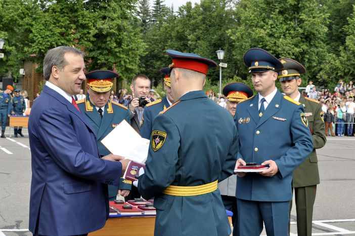 Владимир Пучков на выпускном в Академии гражданской защиты МЧС