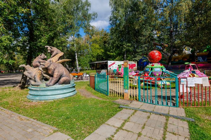 Аттракционы в Центральном парке культуры и отдыха в Лыткарино летом