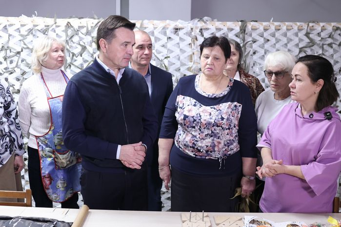 Андрей Воробьев посетил мастерскую волонтерского объединения «Zамаскируем СВОих»