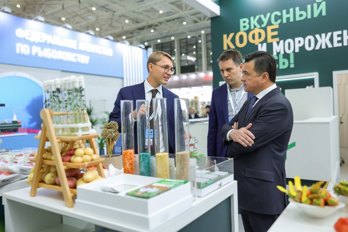 Андрей Воробьев на стенде "Подмосковье - пространство возможностей" выставки "Золотая осень"