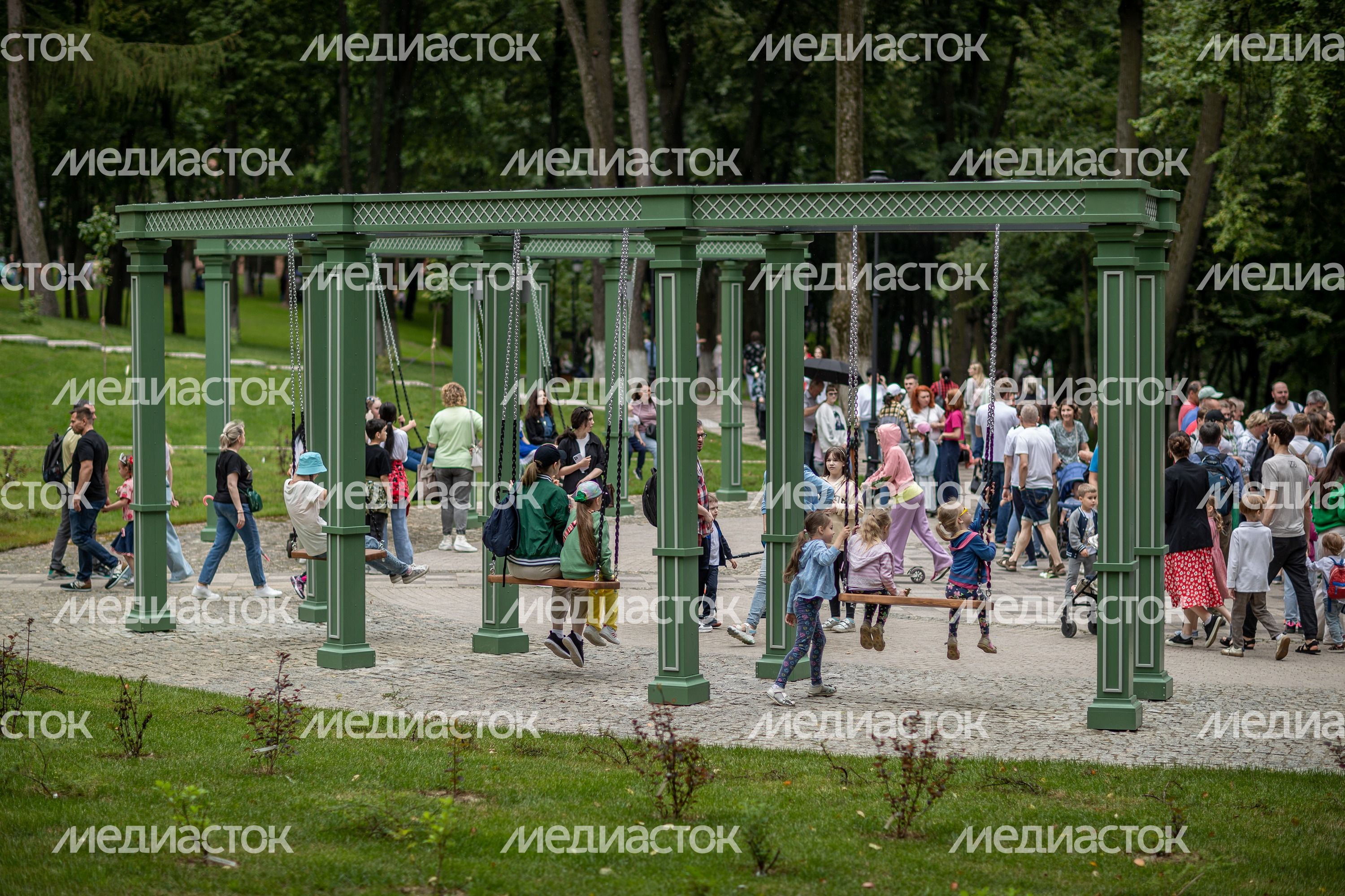 Качели в Раменском городском парке