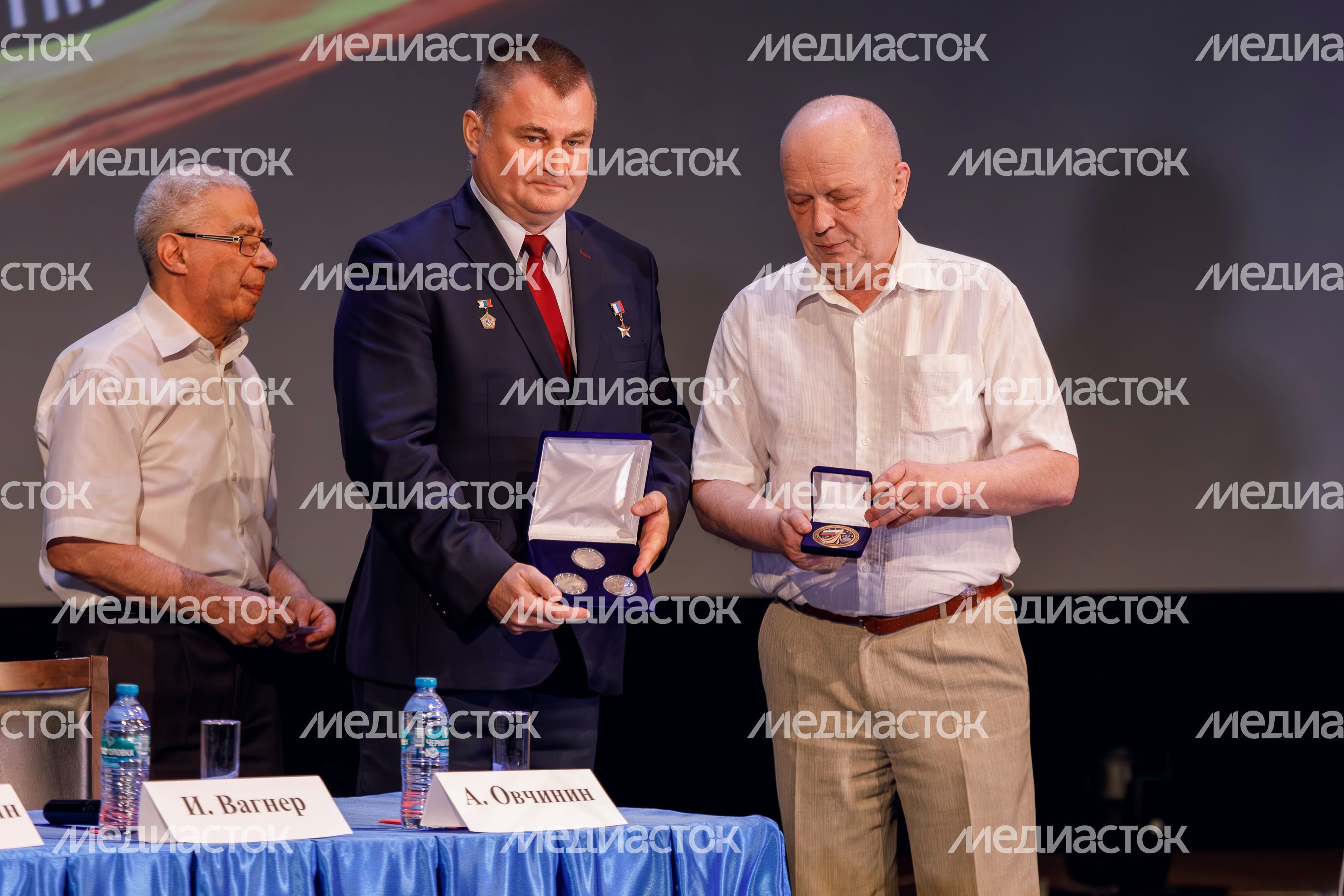 Космонавт Алексей Овчинин на торжественном собрании в Доме космонавтов Звездного городка Космонавт Алексей Овчинин на торжественном собрании в Доме космонавтов Звездного городка