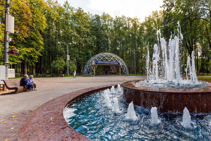 Фонтан в Центральном городском парке им. М.И. Калинина в Королеве летом