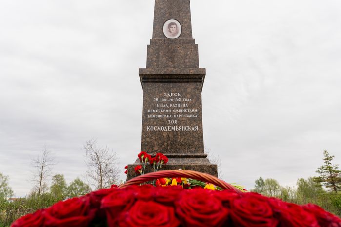 Возложение цветов к месту казни Зои Космодемьянской в День Победы в музейном комплексе «Зоя» Рузского округа