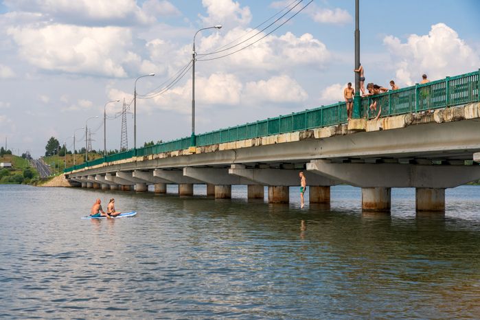Мост к «Ice пляжу» на Озеринском водохранилище в Рузе