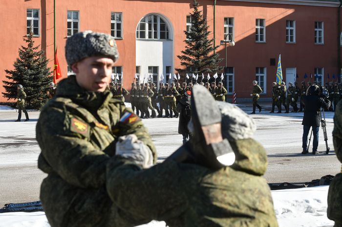 Подготовка военнослужащих отдельного комендантского Преображенского полка к военному параду на Красной площади