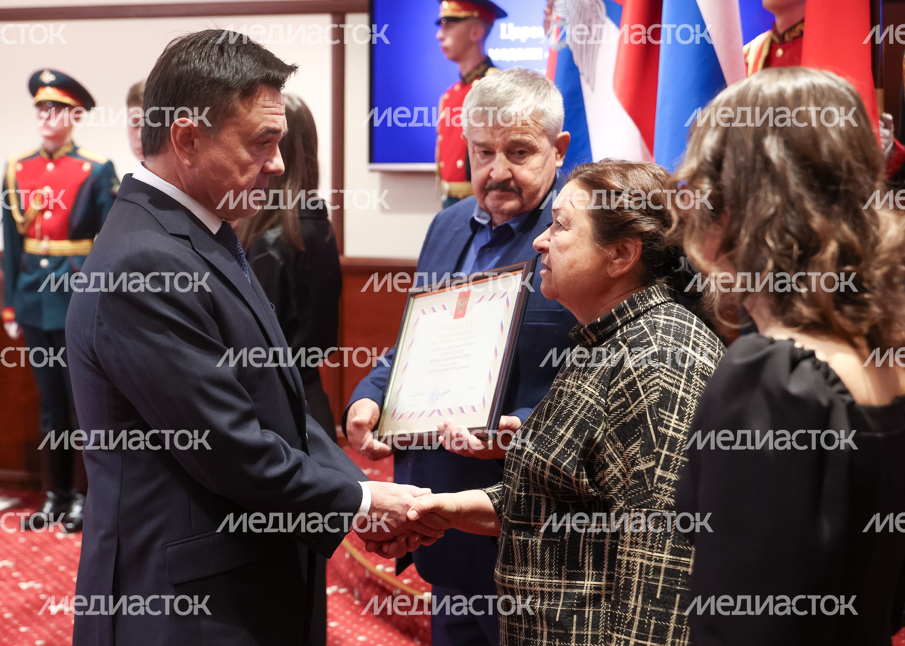 Андрей Воробьев передал Золотую Звезду Героя России семье подполковника Андрея Кулакова Андрей Воробьев передал Золотую Звезду Героя России семье подполковника Андрея Кулакова