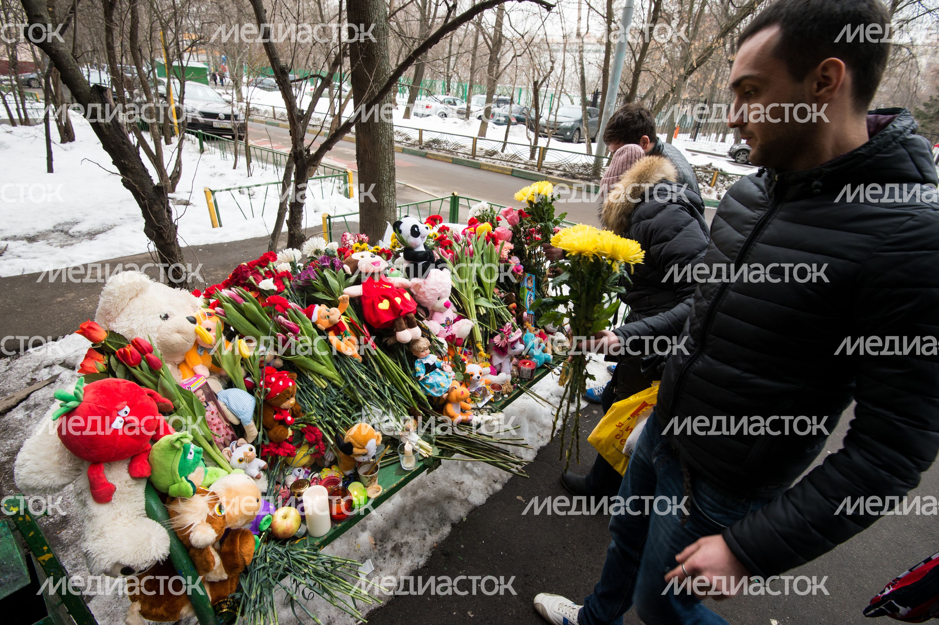 Мемориал из цветов и игрушек в честь погибшей девочки в Москве
