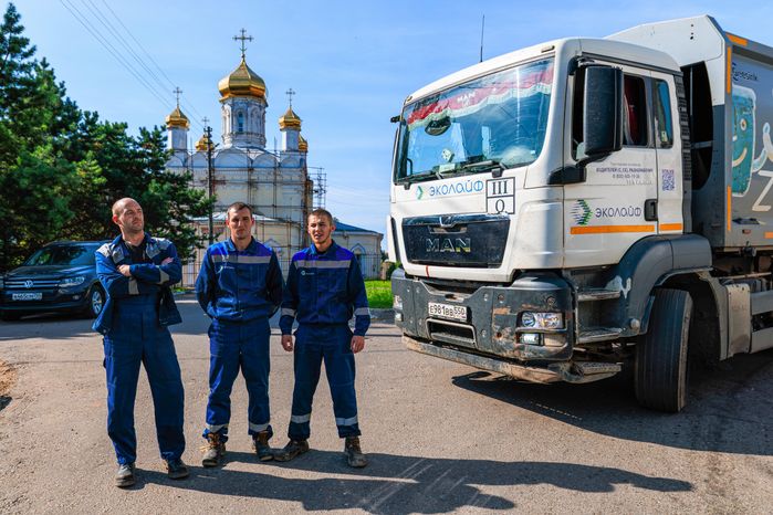 Работа мусоровоза при вывозе ТКО в Рузском округе