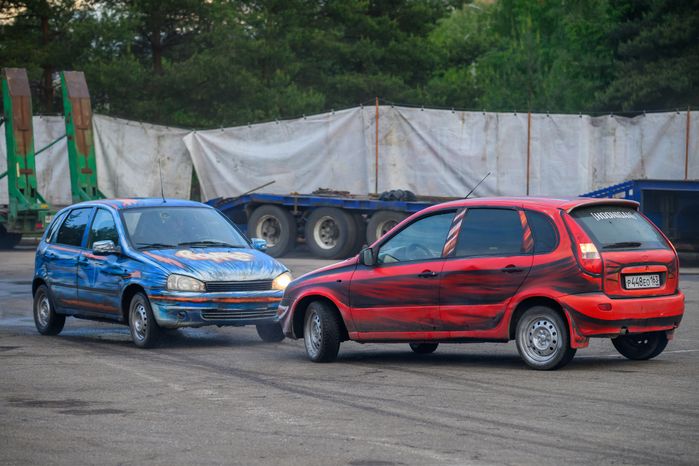 Невероятные трюки на автомобилях на шоу каскадеров в Чехове