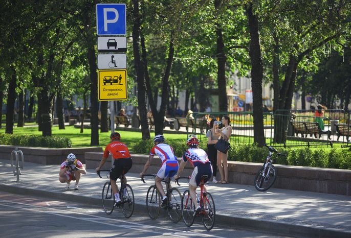 Велодорожка на Тверском бульваре в Москве