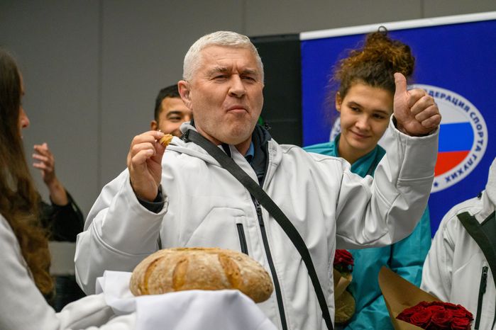 Хлебом-солью встречали российскую делегацию в Шереметьево, вернувшуюся с XXV Летних Сурдлимпийских игр в Токио