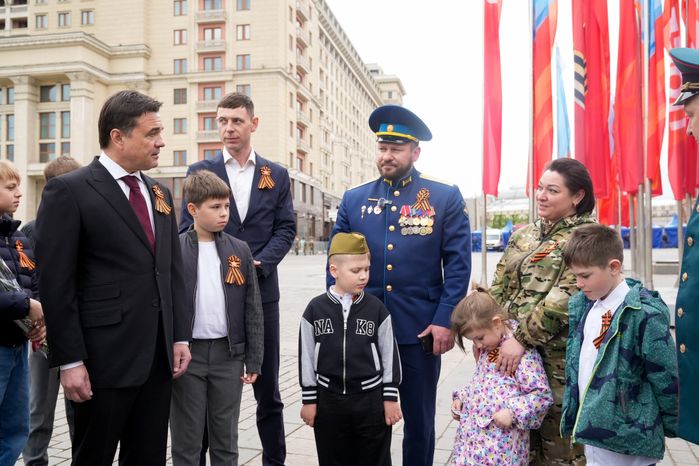 Андрей Воробьев вместе с героями СВО и детьми возложил цветы к Вечному огню у стен Кремля