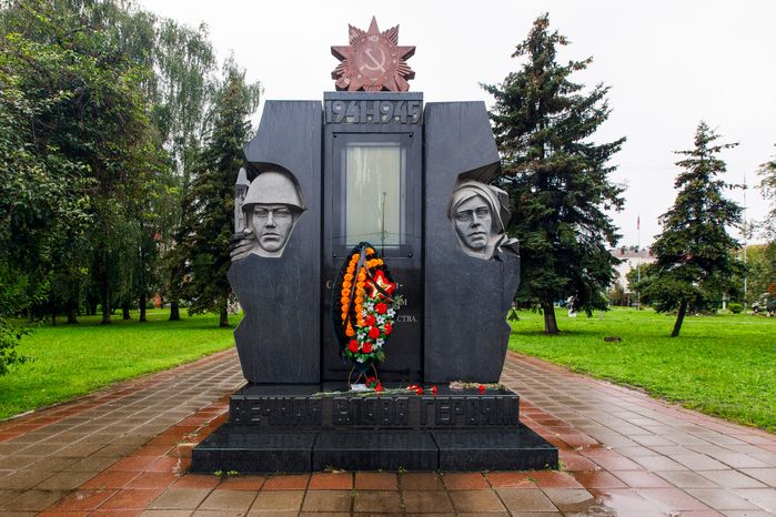 Памятник погибшим солнечногорцам в Великой отечественной войне на Советской площади в Солнечногорске
