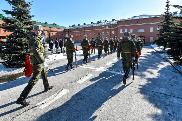 Подготовка военнослужащих отдельного комендантского Преображенского полка к военному параду на Красной площади
