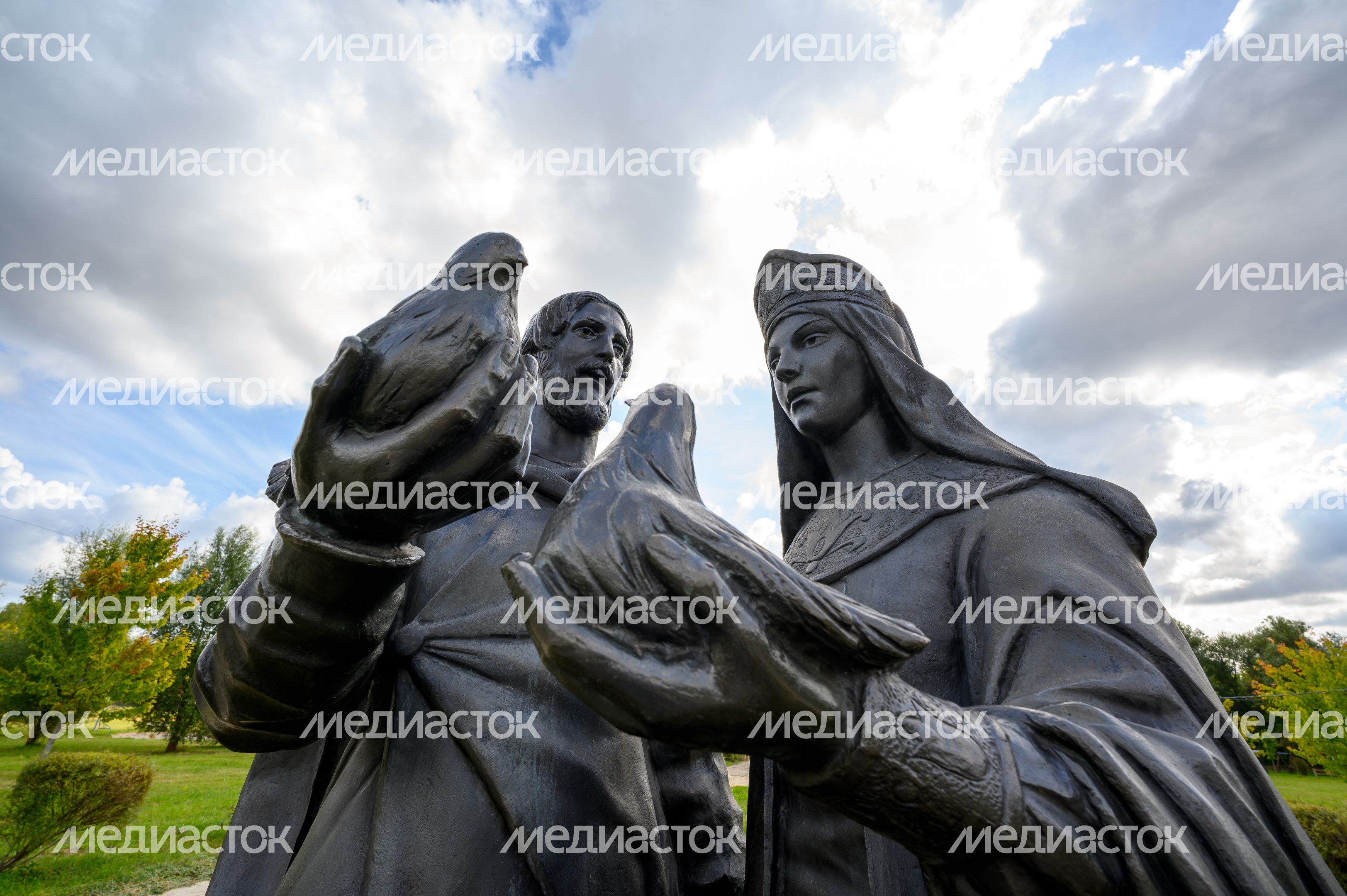 Памятник Петру и Февронии в Принарском парке Серпухова осенью Памятник Петру и Февронии в Принарском парке Серпухова осенью