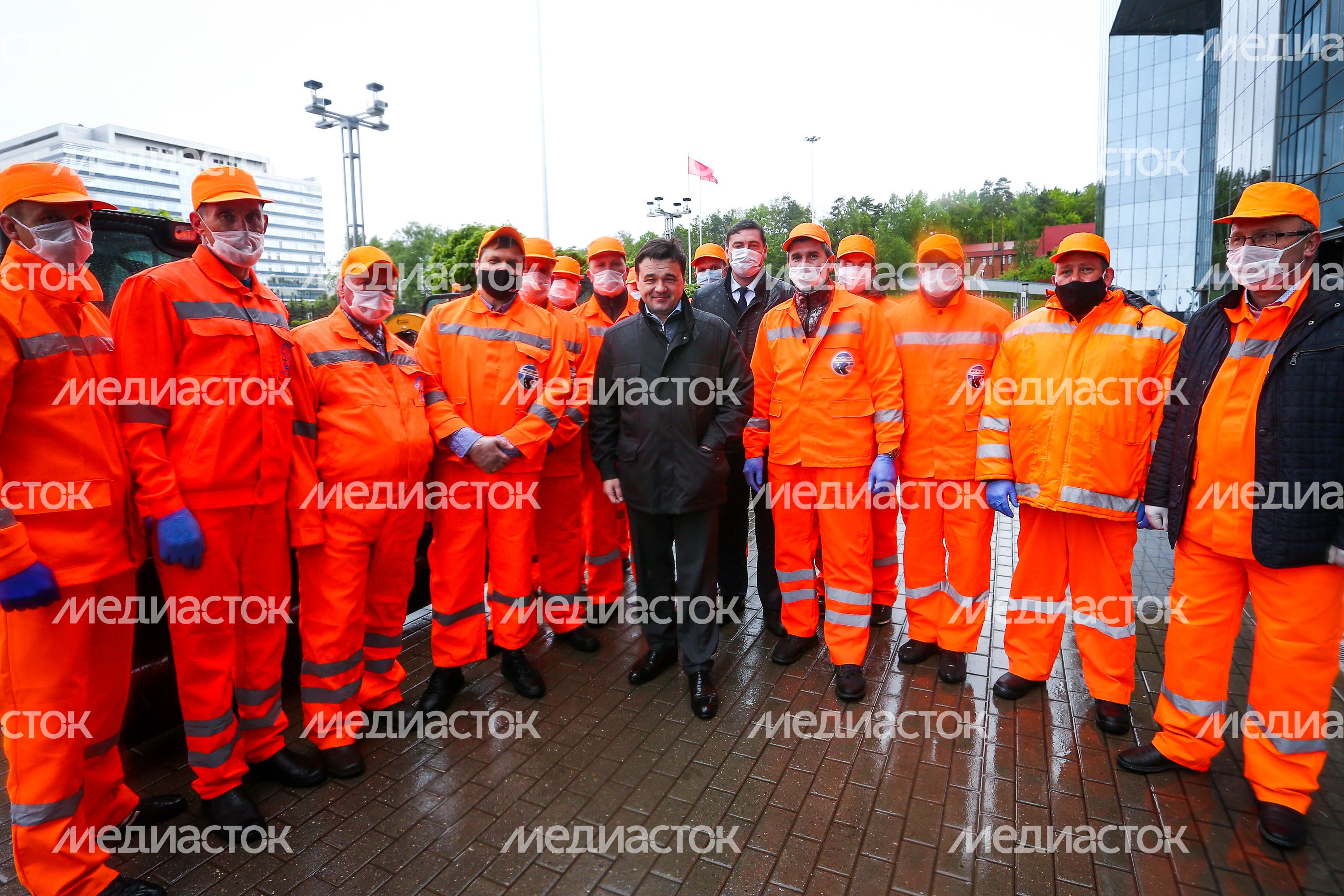 Передача губернатором Подмосковья муниципалитетам многофункциональных мини-погрузчиков