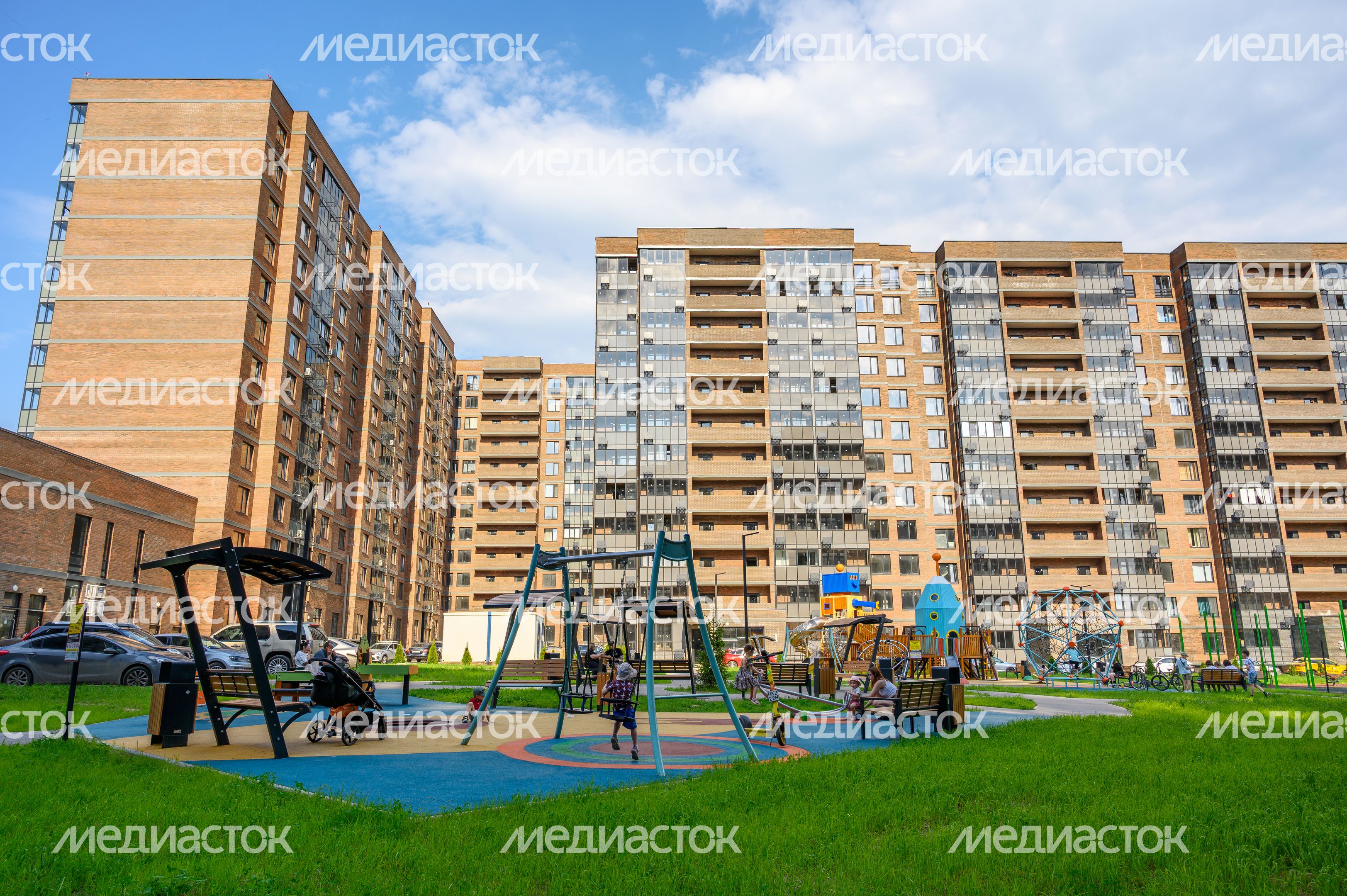 Виды Домодедово: двор многоквартирного дома в микрорайоне Авиационный