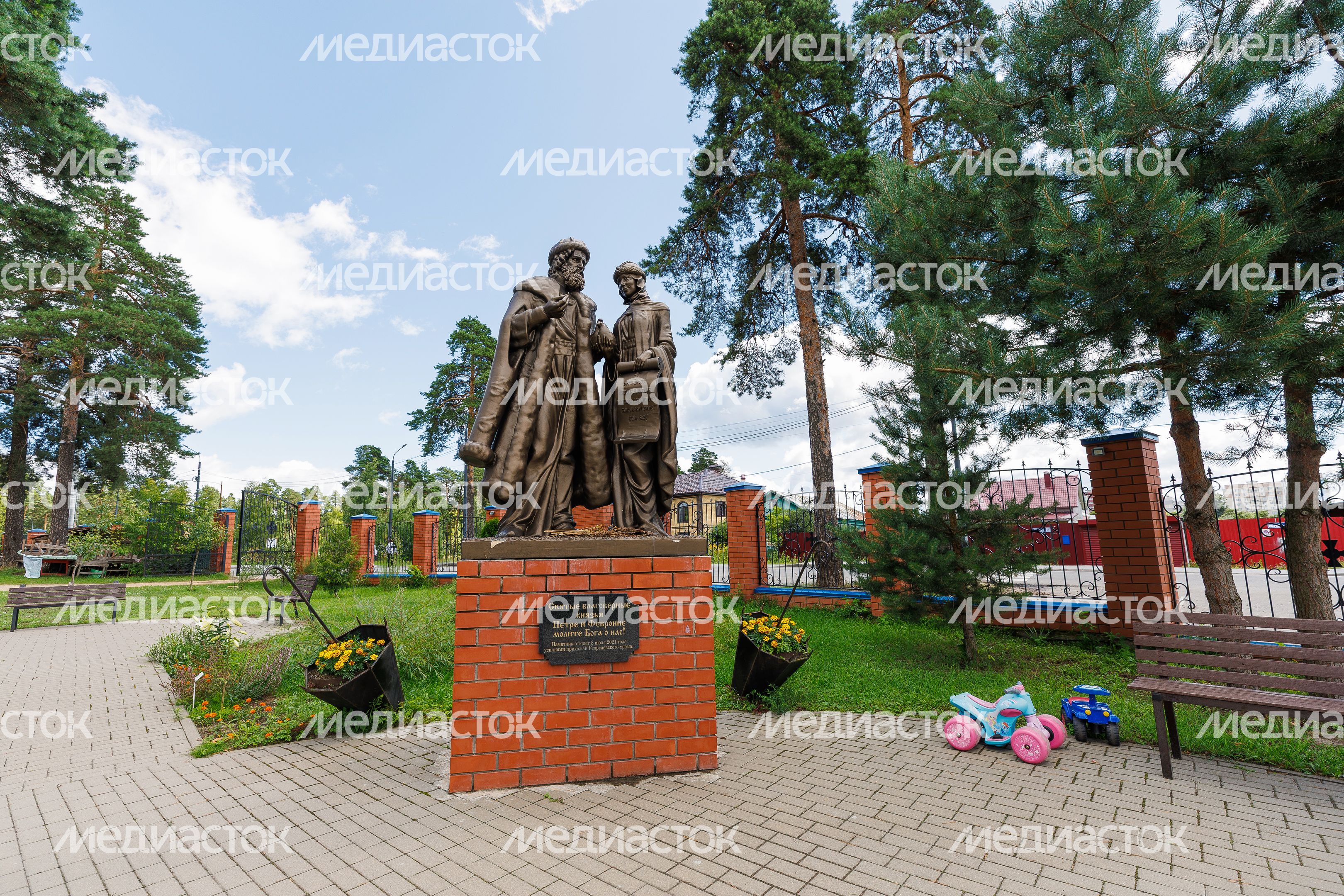 Памятник святым благоверным князьям Петру и Февронии Муромским у Георгиевского храма в Орехово-Зуево