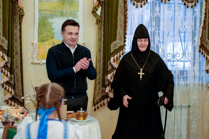 Андрей Воробьев поздравил с Новым годом воспитанниц детского приюта при Покровском монастыре