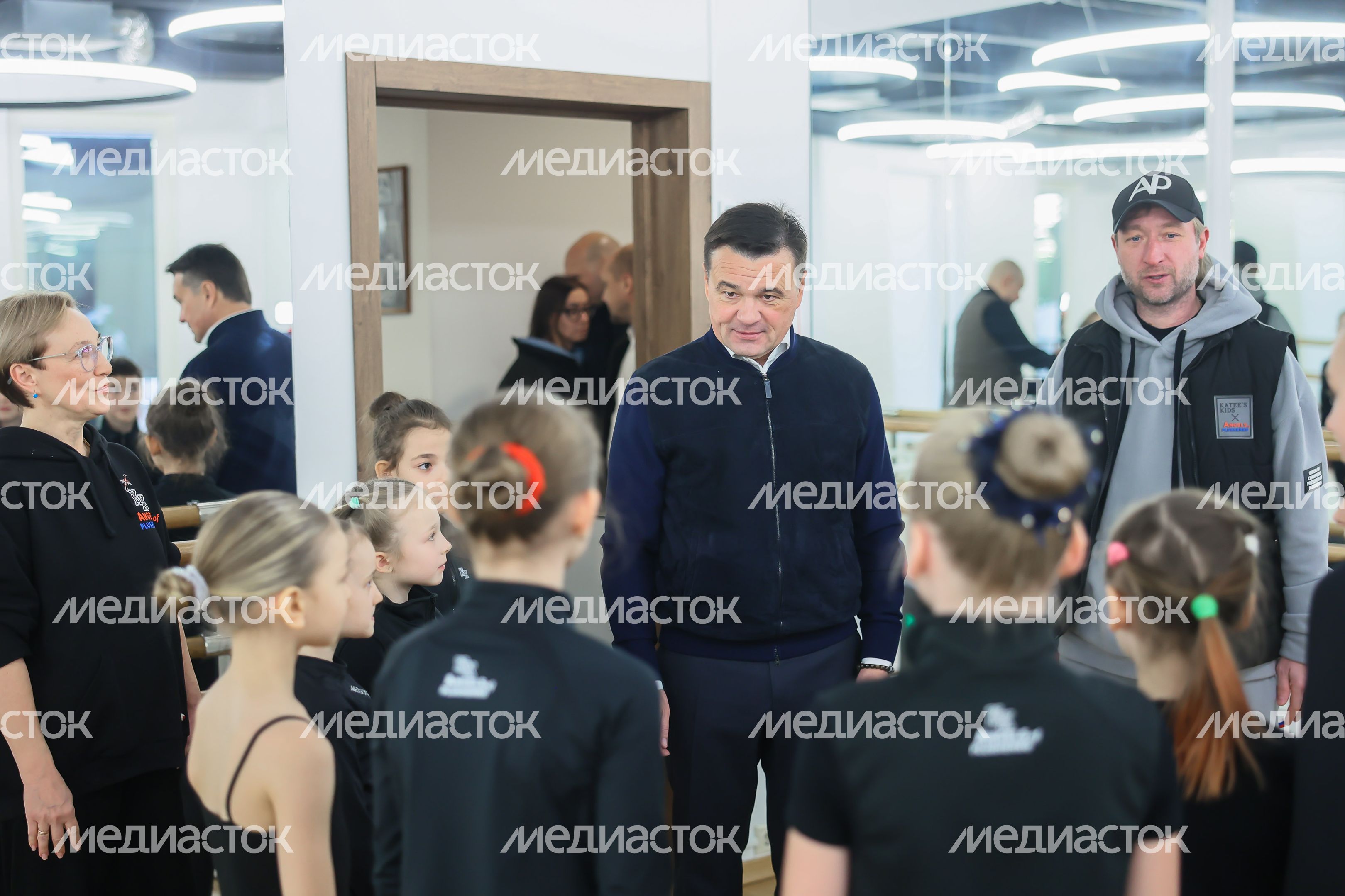 Андрей Воробьев с юными фигуристками