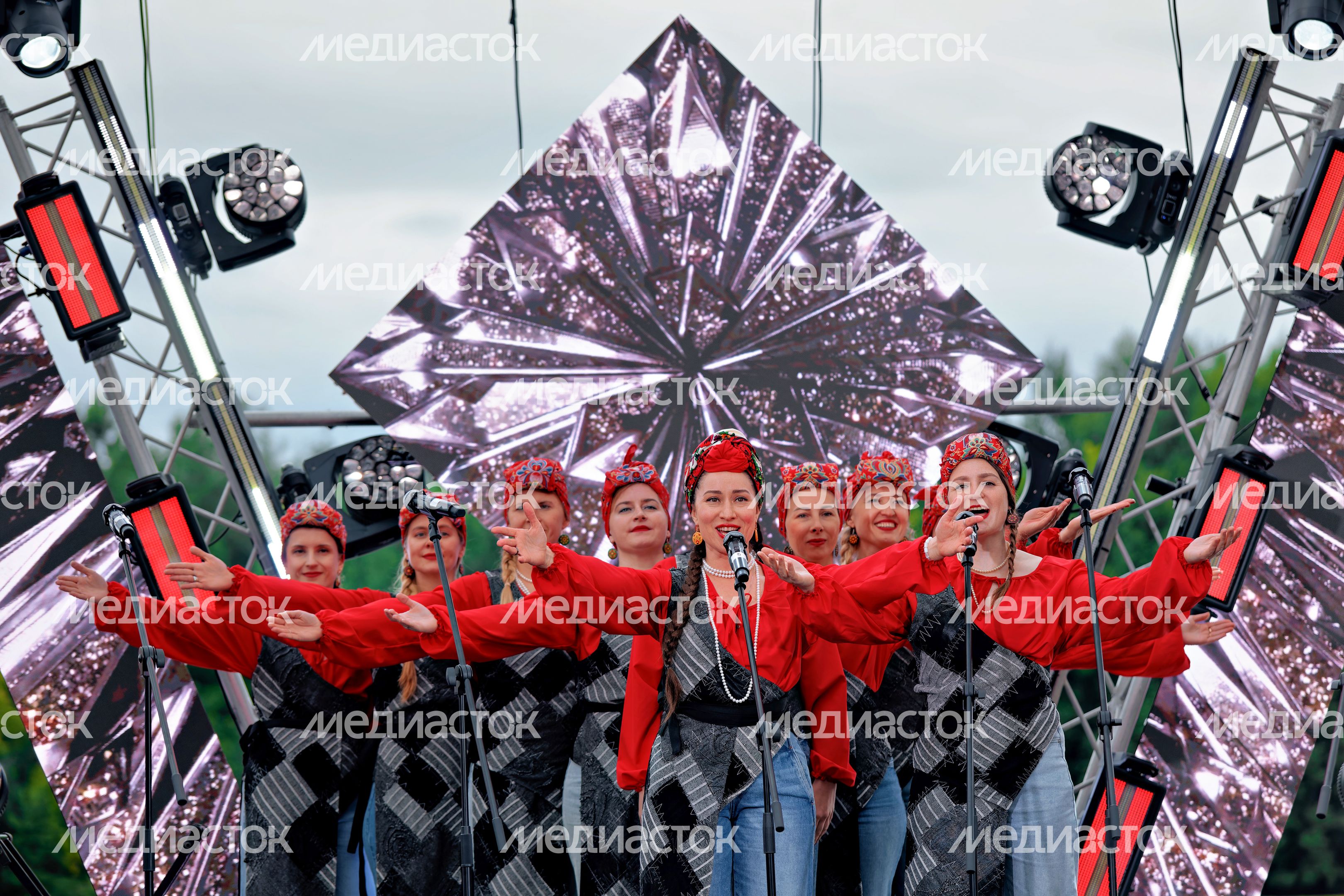 Дарья Винокурова и группа «Семейное дело» из Мытищ заняла 1 место на фестивале этнической культуры «РУСь_СВЕТ» Дарья Винокурова и группа «Семейное дело» из Мытищ заняла 1 место на фестивале этнической культуры «РУСь_СВЕТ»