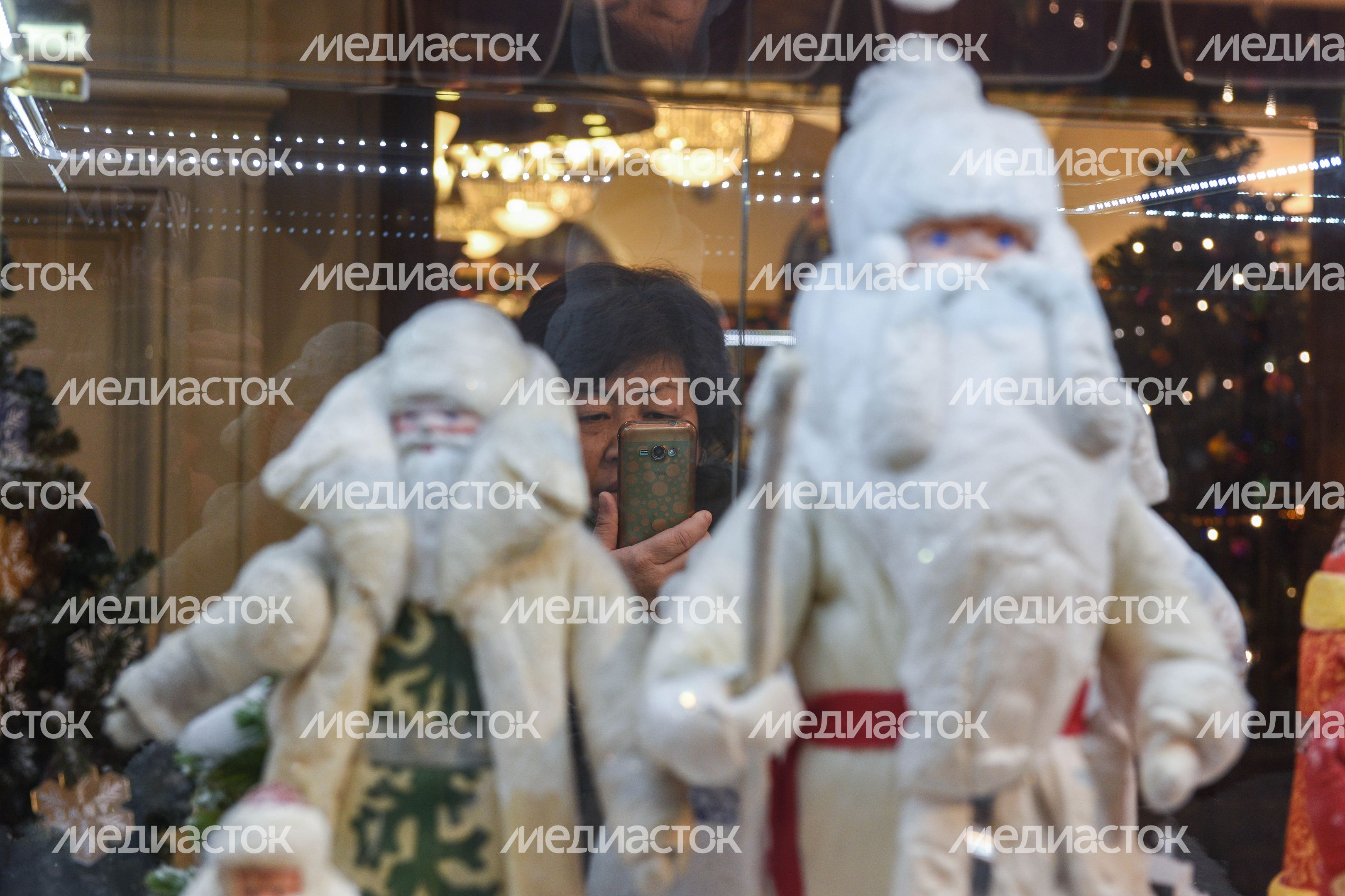 Выставка новогодних игрушек в ГУМе из личной коллекции Александра Олешко