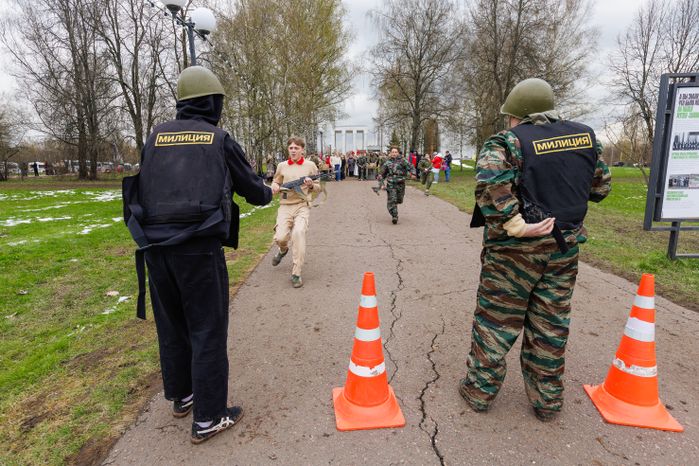 Военно-патриотическая игра «Юнармия, вперед!», посвященная Дню Победы, в Горках Ленинских