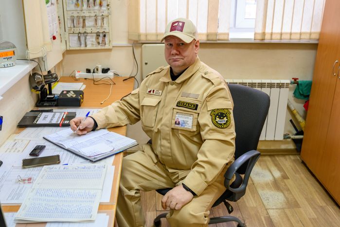 Сотрудник Образовательно-досугового центра «Октябрь» в Сергиевом Посаде в брендированной одежде