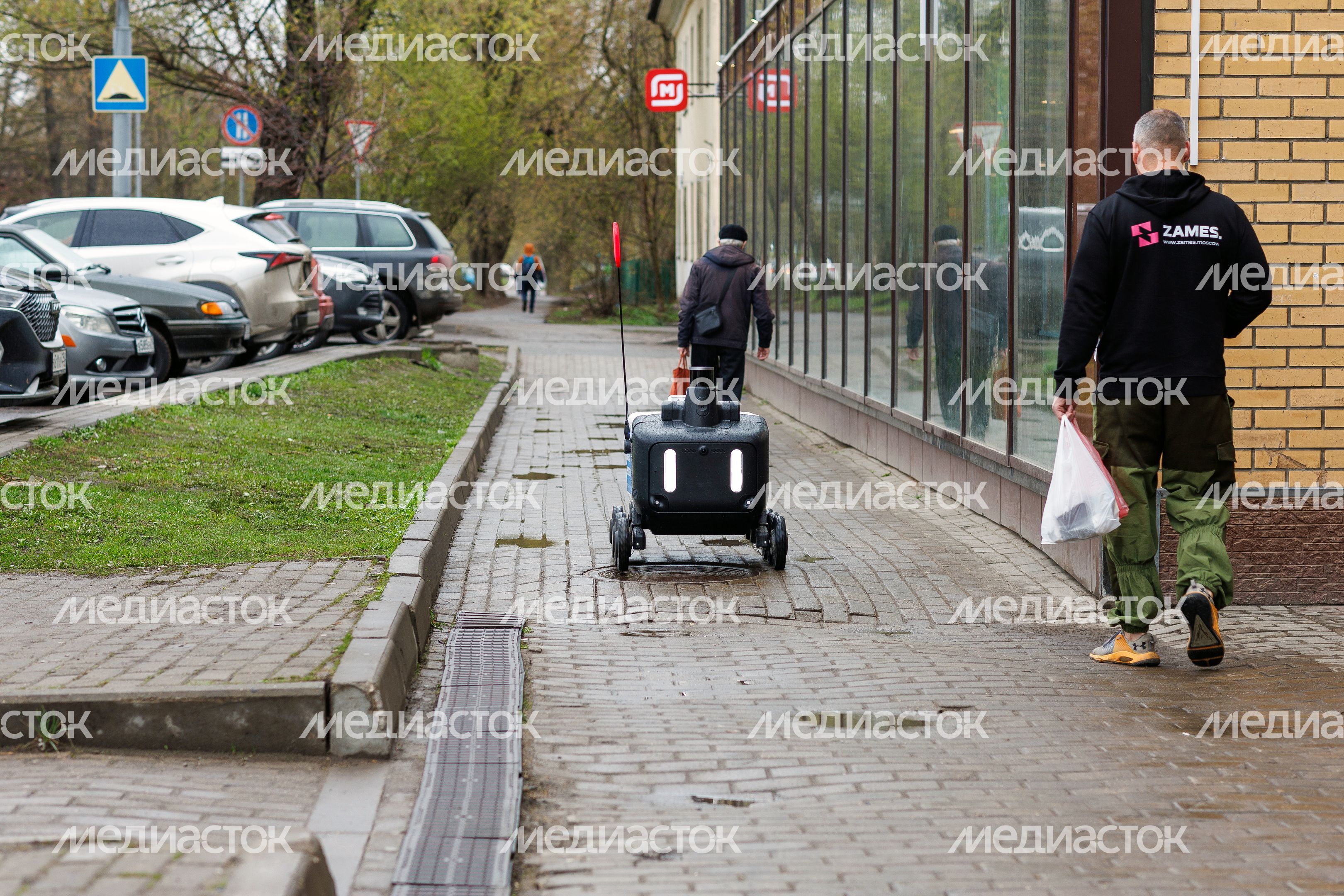 Робот-доставщик «Яндекса» на улицах Подмосковья