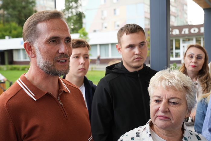 Жители Егорьевска в обновленном сквере "60 лет Победы"