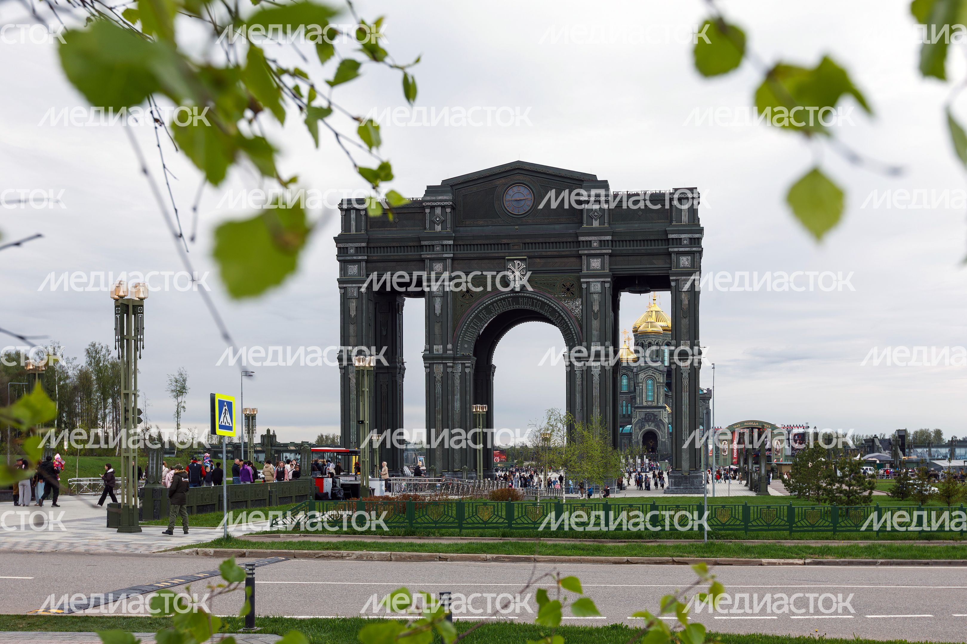 Триумфальная арка с карильоном у Главного храма ВС РФ в Центральном парке «Патриот» Одинцовского округа Триумфальная арка с карильоном у Главного храма ВС РФ в Центральном парке «Патриот» Одинцовского округа
