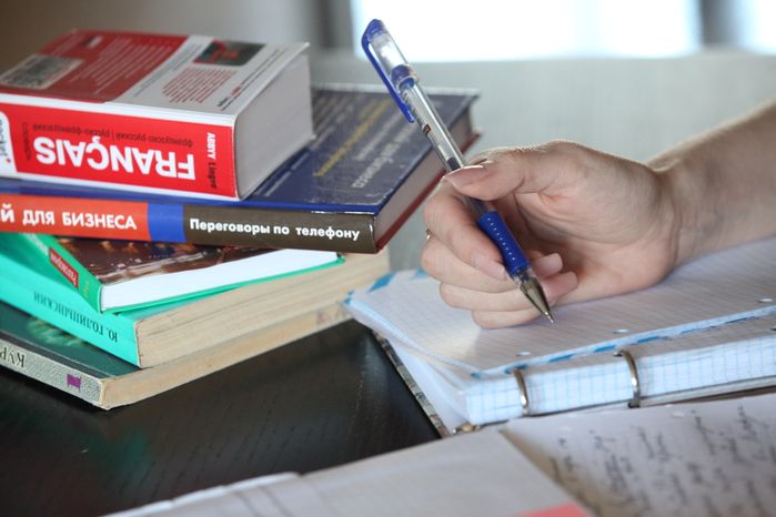 Студентка готовится к сдаче сессии в институте