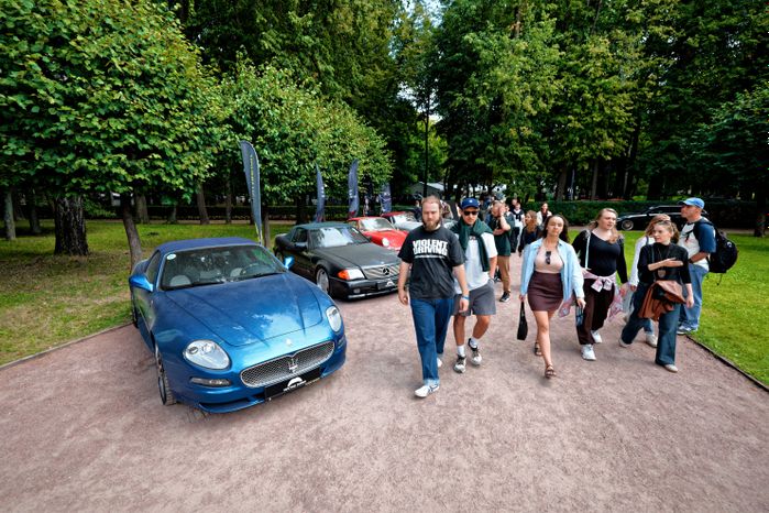 Ретроавтомобили и суперкары на автофестивале «Автовыходные в Архангельском» в округе Красногорск