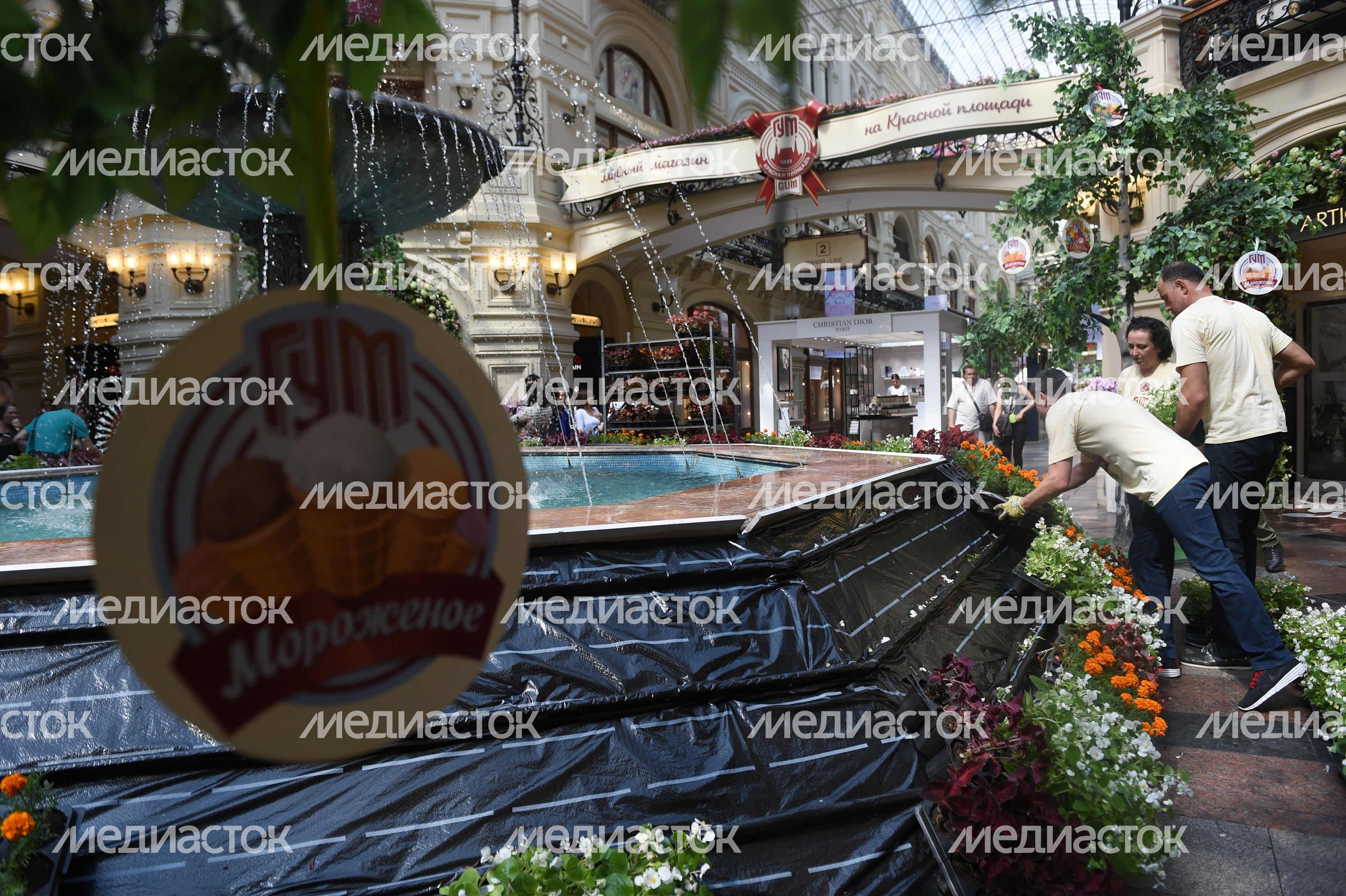 Юбилейный фестиваль цветов в ГУМе в Москве