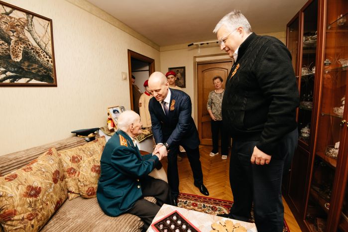 Кирилл Григорьев традиционно навестил ветерана Алексея Галютина в канун Дня Победы