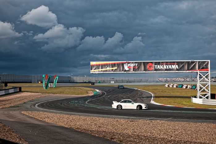 Дрифт-гонка автомобилей по автодрому Moscow Raceway на фестивале «Дрифт Экспо» в Волоколамске