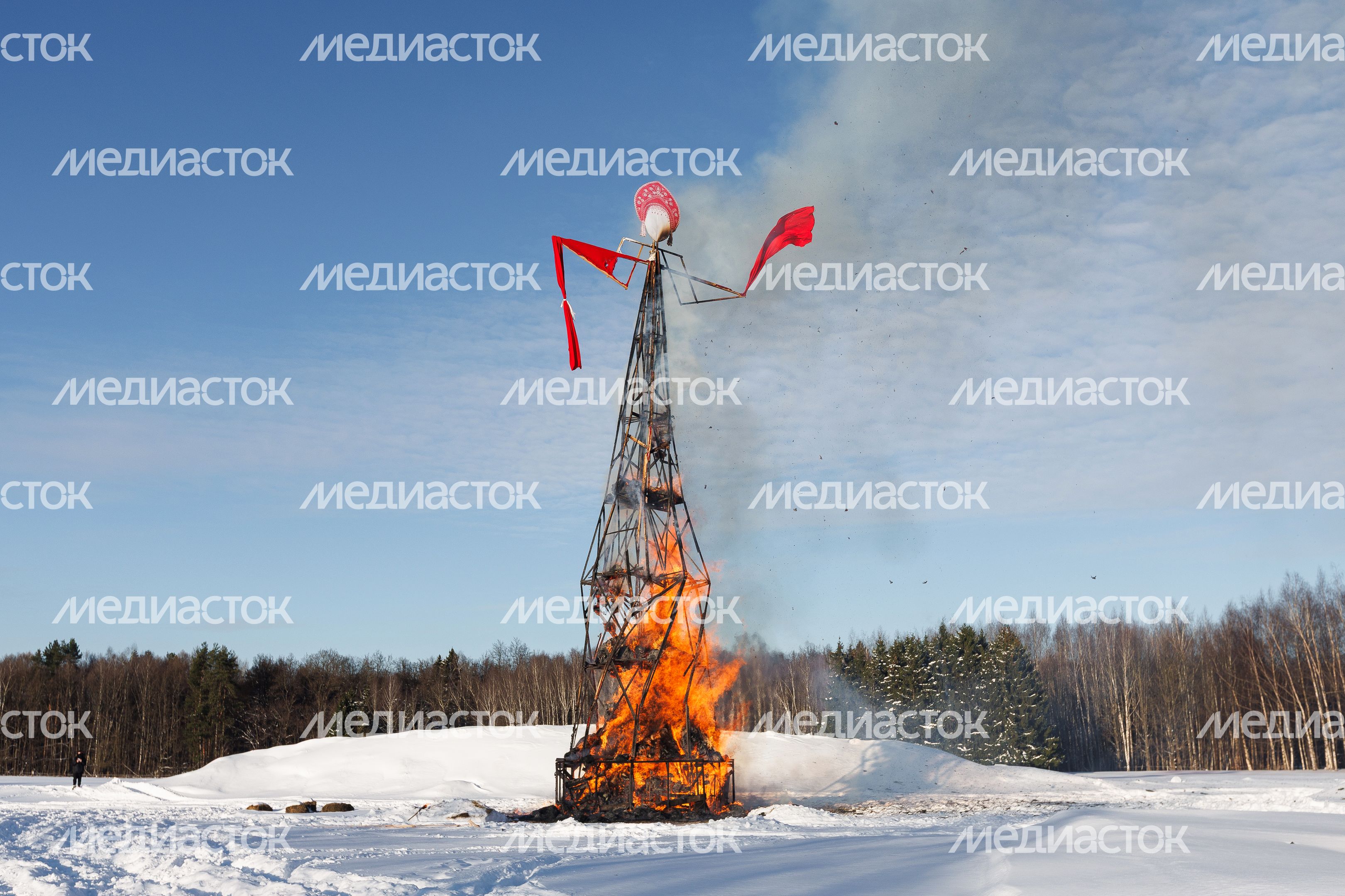 В Горках Ленинских сожгли самое высокое в России чучело Масленицы В Горках Ленинских сожгли самое высокое в России чучело Масленицы
