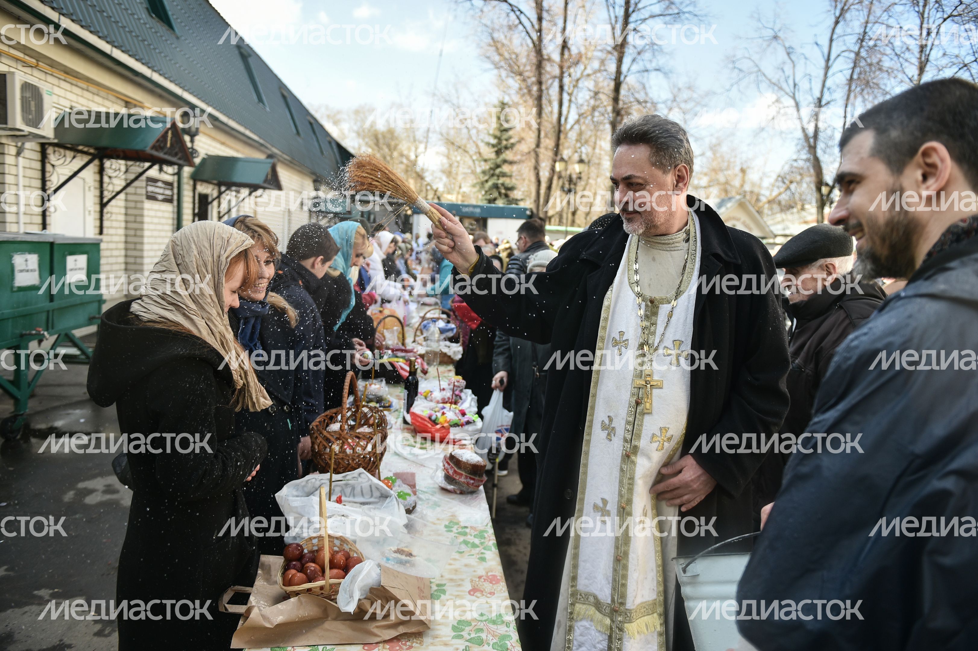 Пасхальное священие куличей и яиц
