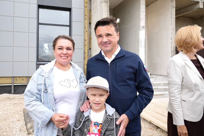 Андрей Воробьев приехал на стройплощадку многоквартирного дома на улице Гоголя в Лосино-Петровском