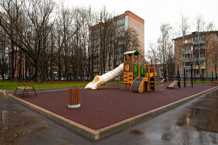 Детская площадка на территории Академического корпуса Гимназии имени Подольских курсантов после капитального ремонта