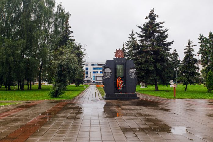 Памятник погибшим солнечногорцам в Великой отечественной войне на Советской площади в Солнечногорске