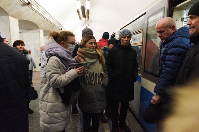 Люди в масках в период эпидемии коронавируса