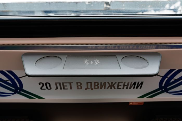 Полка для стаканов с беспроводной зарядкой в поезде нового поколения «Иволга 4.0» на МЦД