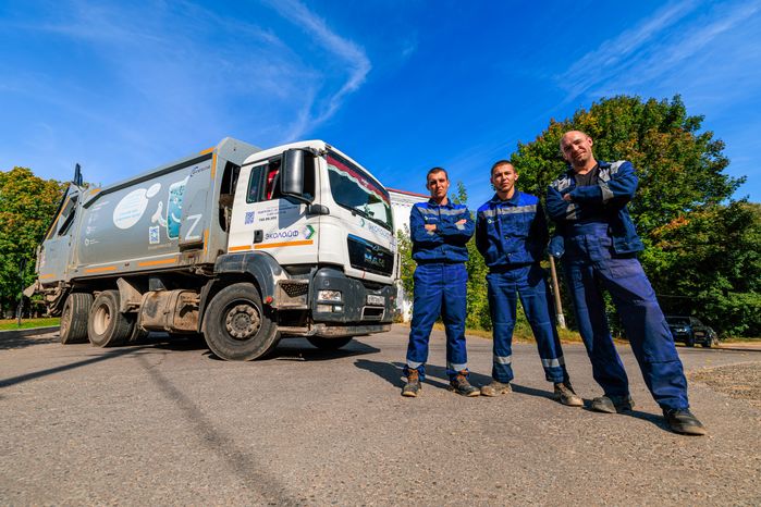 Работа мусоровоза при вывозе ТКО в Рузском округе
