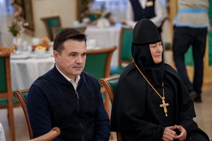 Андрей Воробьев поздравил с Новым годом воспитанниц детского приюта при Покровском монастыре