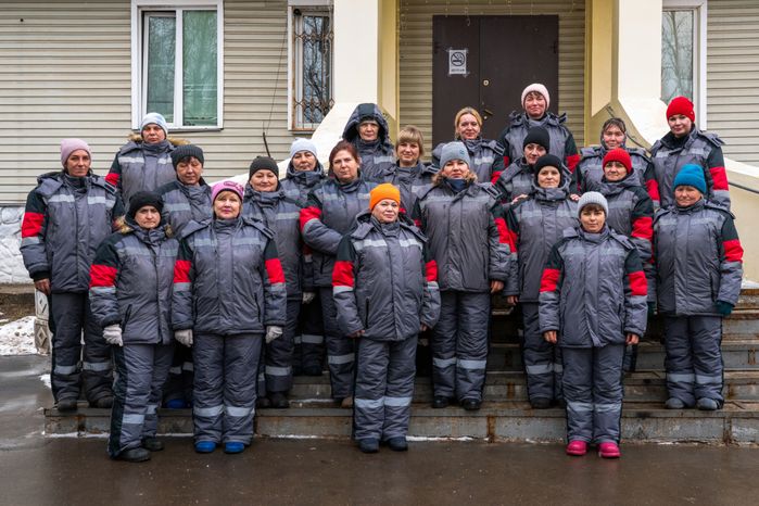 Коммунальщики из Красногорской городской службы убирают территорию дворов