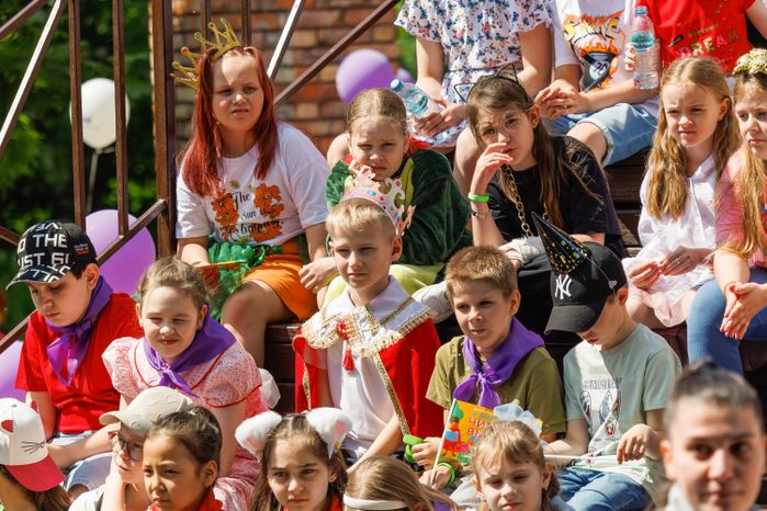 Шествие сказочных героев на открытии книжного фестиваля «Читаем вместе» в парке Мира Мытищ