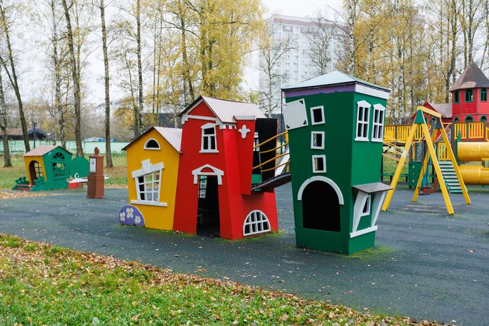 Детская площадка в городском парке культуры и отдыха г. Ивантеевка осенью